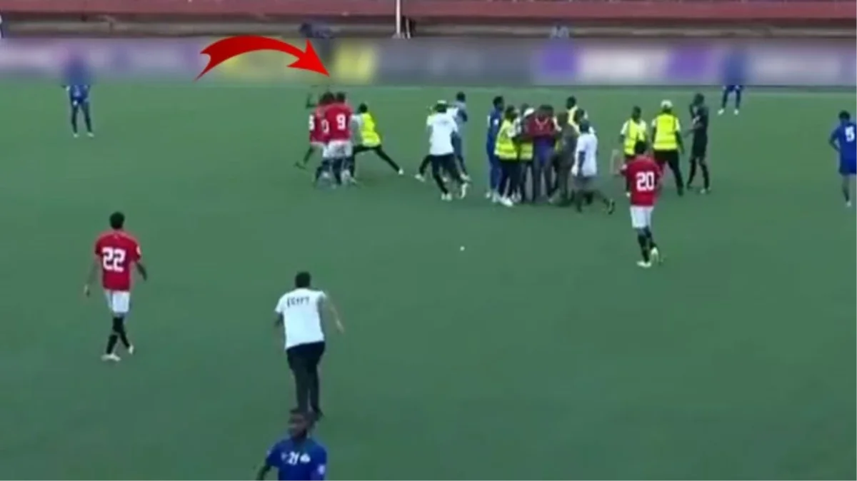 Dünya futbolu bu skandalı konuşuyor! Salah saha içinde saldırıya uğradı