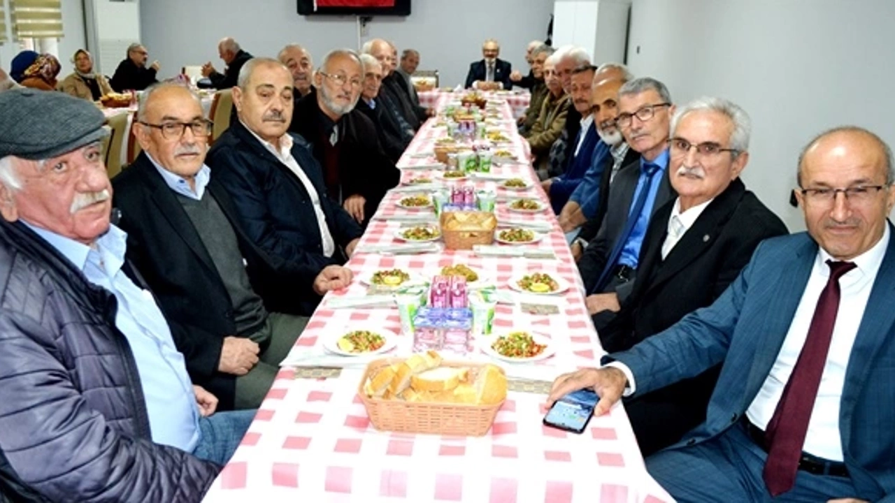 Akyazı'da emekli öğretmenlere kutlama yemeği