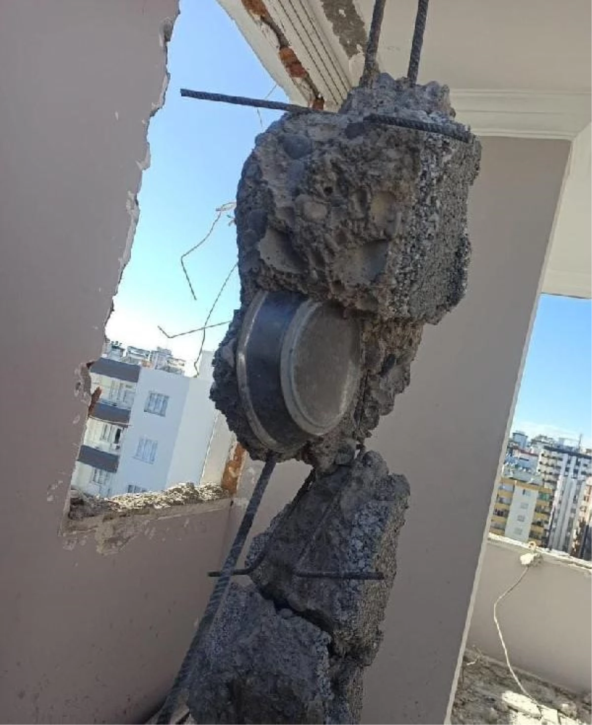 Depremde yıkılan binada metal yemek kabı bulundu