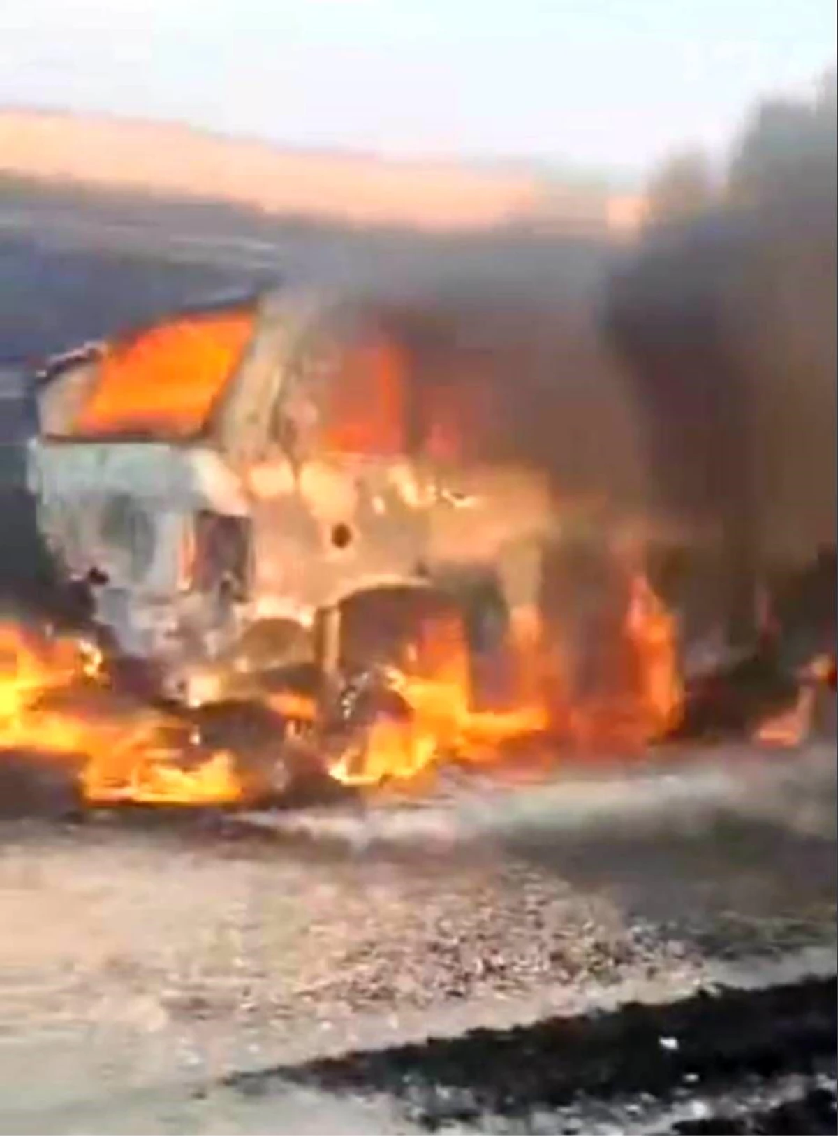 Konya'da traktör ile otomobil çarpıştı, otomobil alev alev yandı