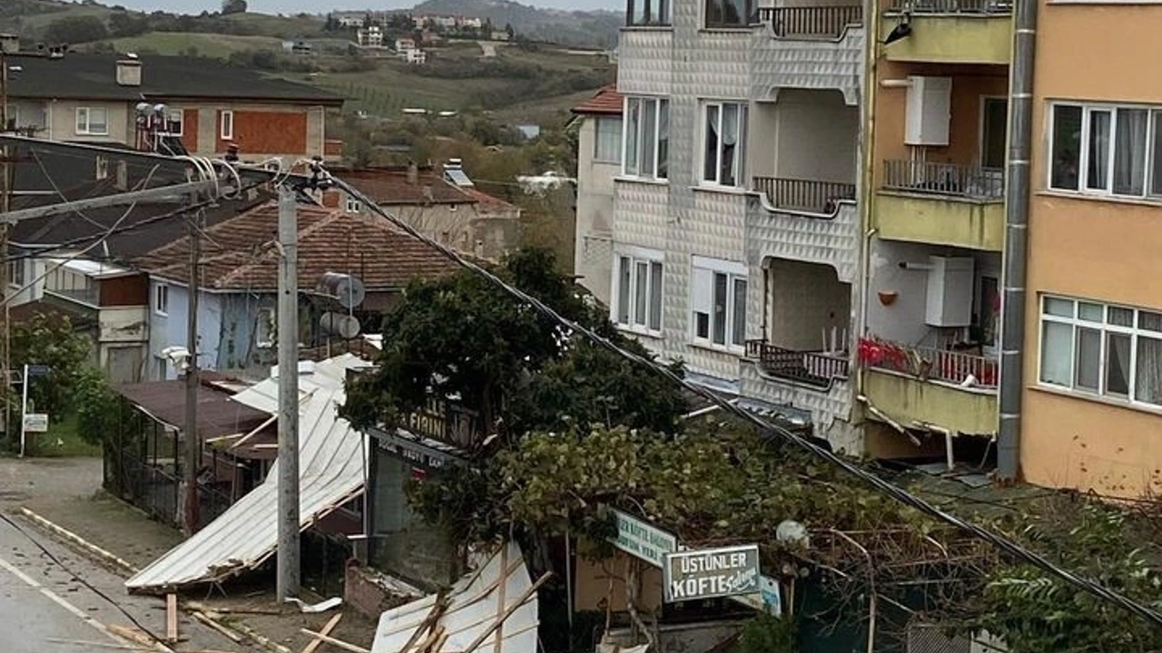 Yalova’da şiddetli rüzgarda çatı uçtu: 2 yaralı