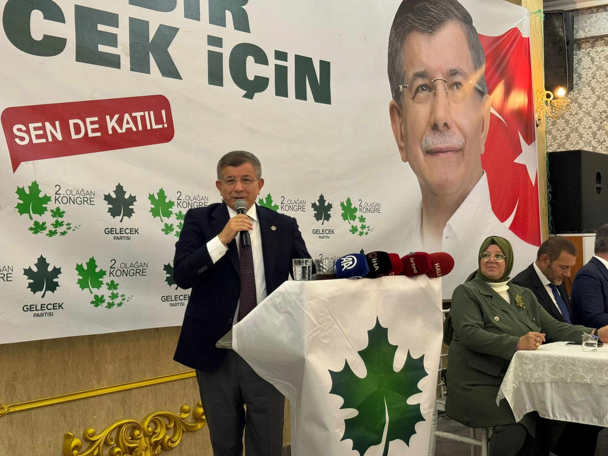 Ahmet Davutoğlu, partisinin kongresi için Sakarya'da
