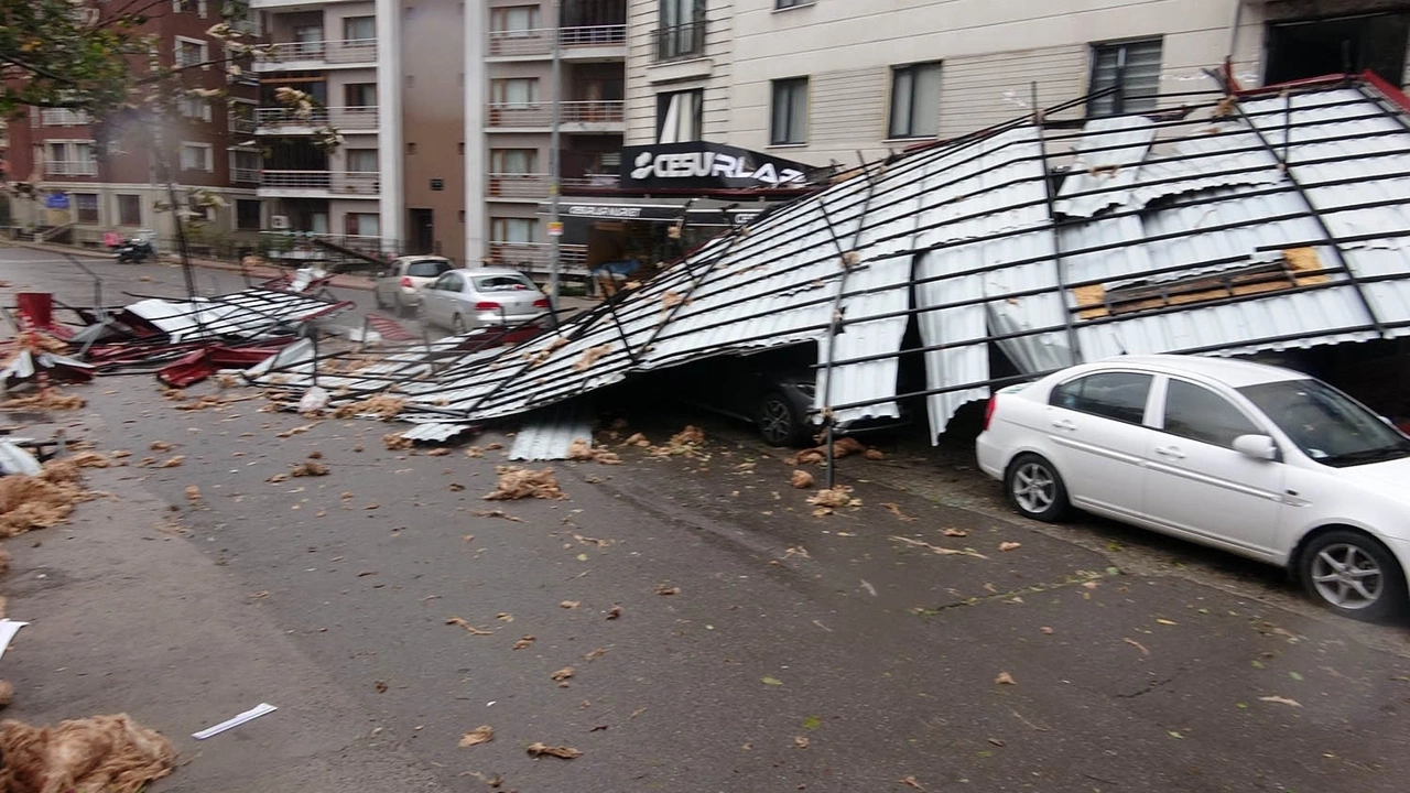 Kuvvetli fırtınada çatılar uçtu, araçlar zarar gördü