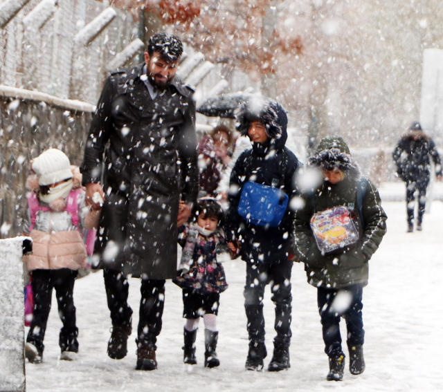 Kar yağışının etkili olduğu Erzurum'da 3 ilçede okullar tatil edildi