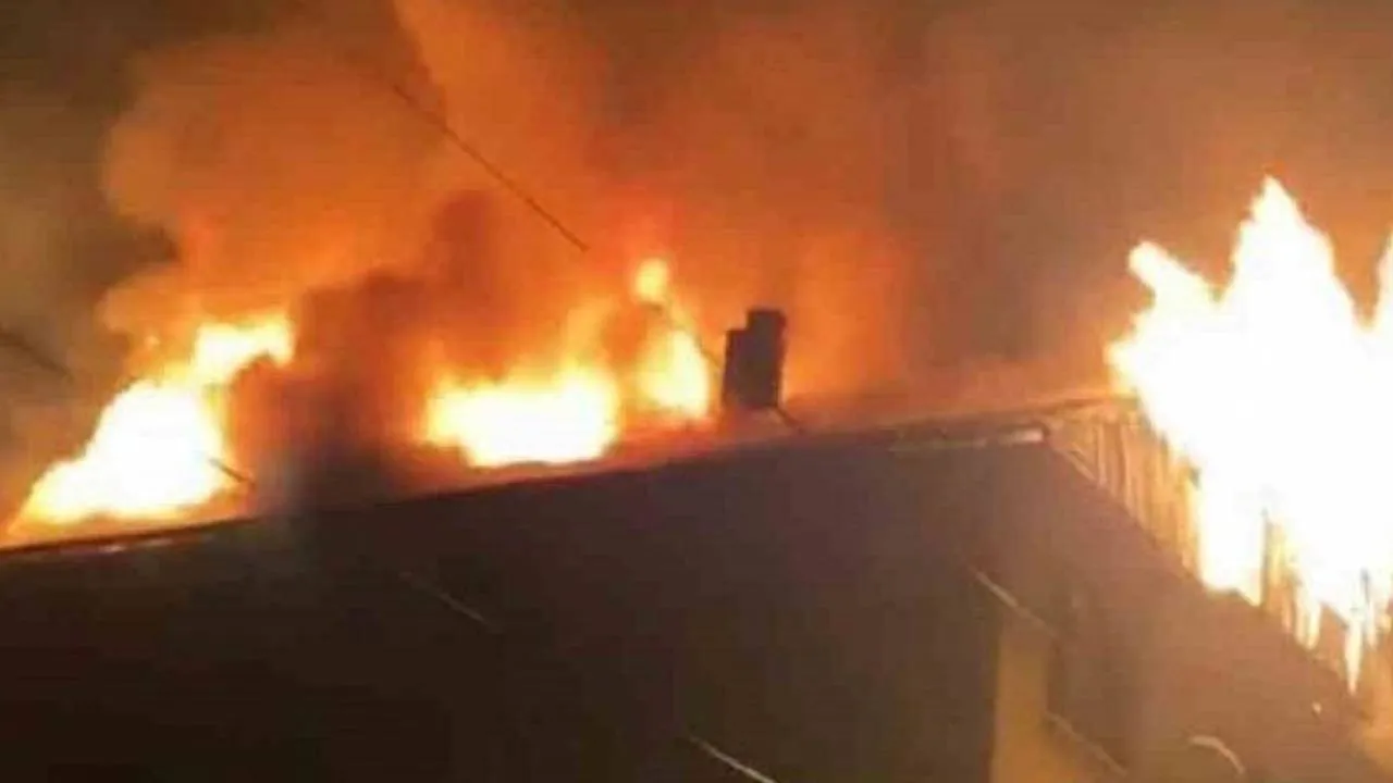 Geyve'de binanın çatısı alev alev yandı