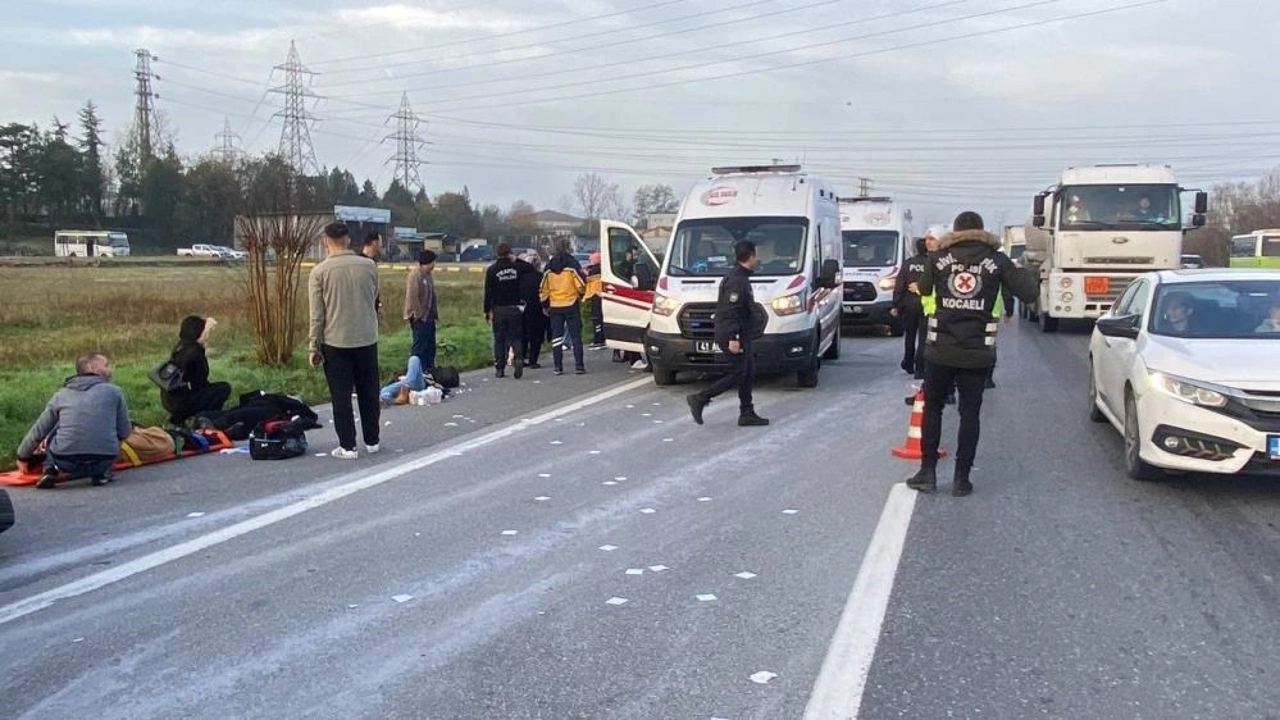 Otomobil yolcu minibüsüne çarptı, ortalık savaş alanına döndü: 17 yaralı