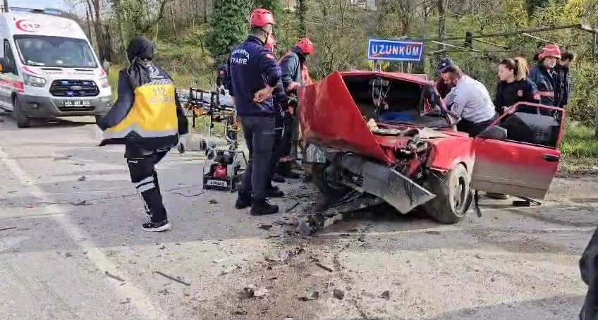 Sapanca'da iki otomobil kafa kafaya çarpıştı: 1'i ağır 3 yaralı