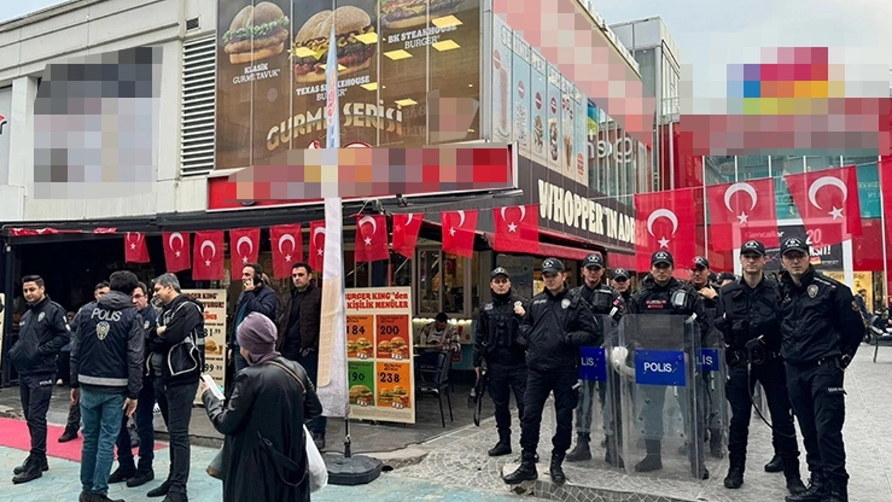 Ünlü fast food zinciri şubesinin önünde polis önlemi