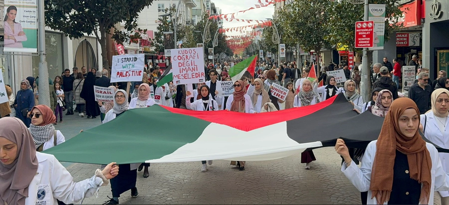 Doktor ve sağlık çalışanlarından Gazze için sessiz yürüyüş