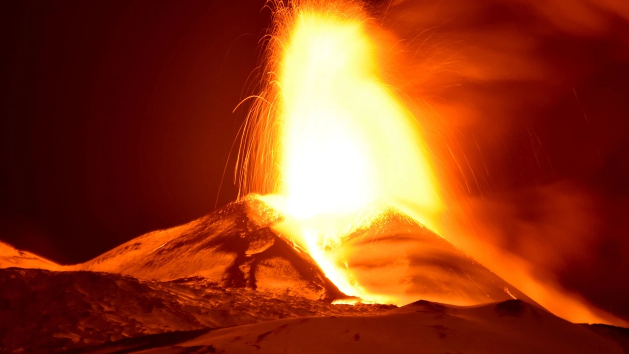 Etna Yanardağı lav ve kül püskürttü