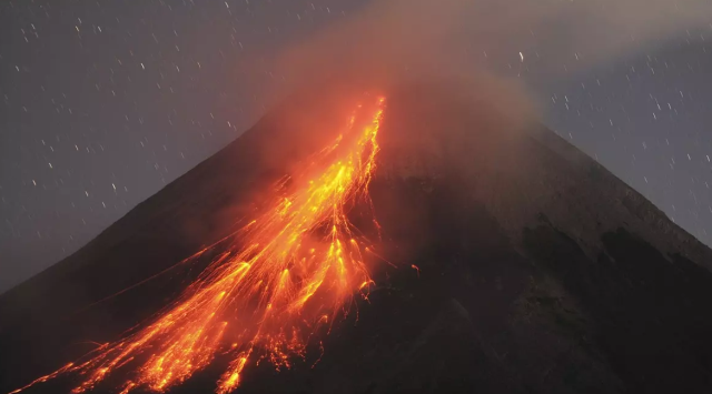 Endonezya'da Merapi Yanardağı patladı: 11 dağcı öldü, 12 dağcı kayıp