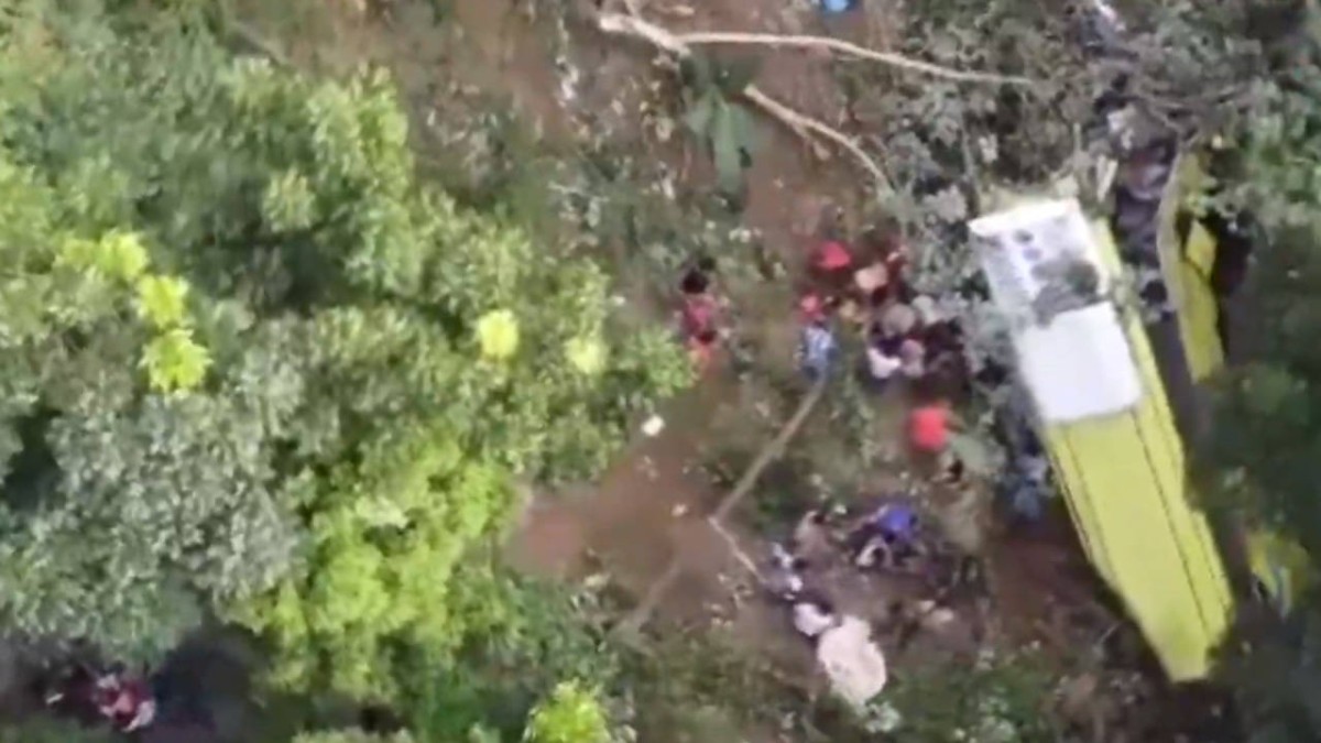 Filipinler'de yolcu otobüsü şarampole yuvarlandı: 17 ölü, 11 yaralı