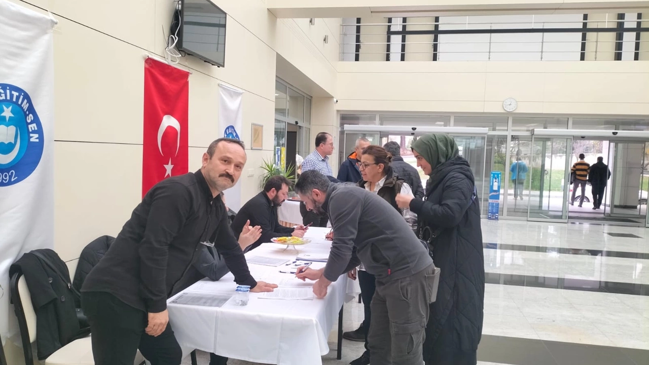 Türk Eğitim Sen imza kampanyası