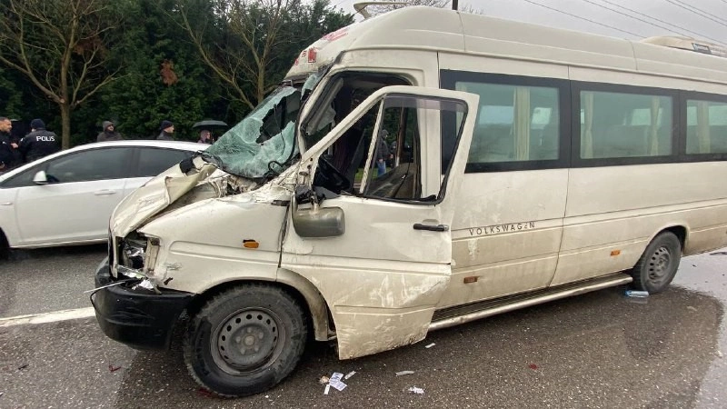Adapazarı-İzmit minibüsü kamyona çarptı: 2 yaralı
