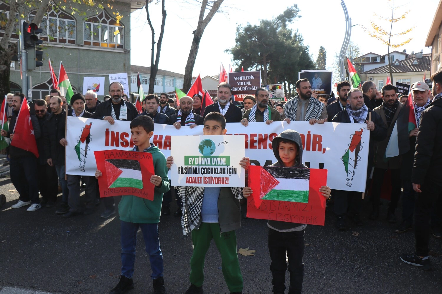 Vatandaşlar İsrail’i kınayıp Filistin’e destek için yürüdü