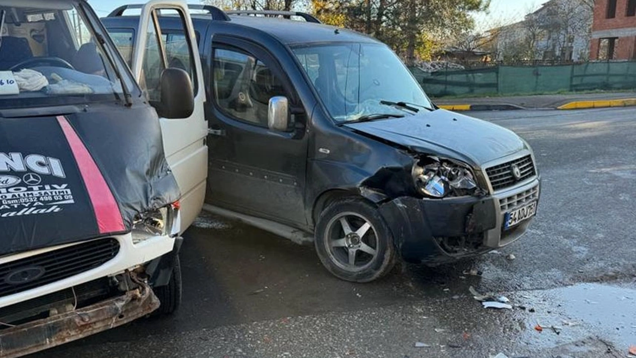 Hendek'te panelvan ile hafif ticari araç çarpıştı: 1 yaralı