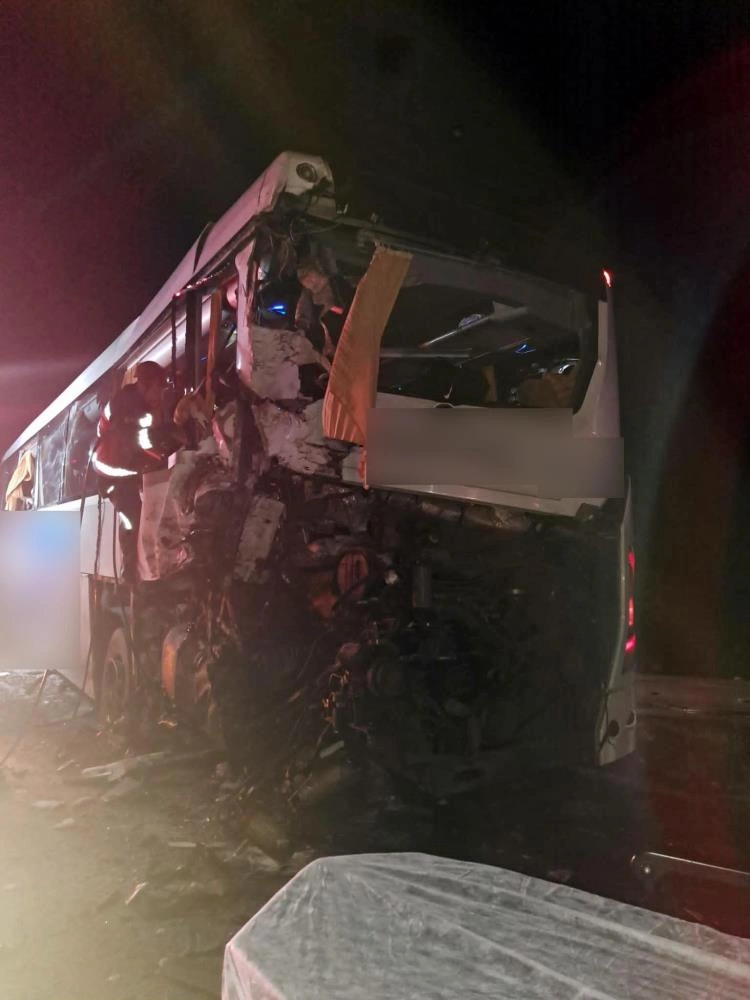 Anadolu Otoyolu'nda kamyon yolcu otobüsüne çarptı: 1'i ağır 5 yaralı