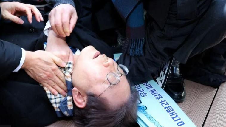 Güney Kore'de ana muhalefet lideri Lee Jae-myung, basın toplantısında boynundan bıçaklandı