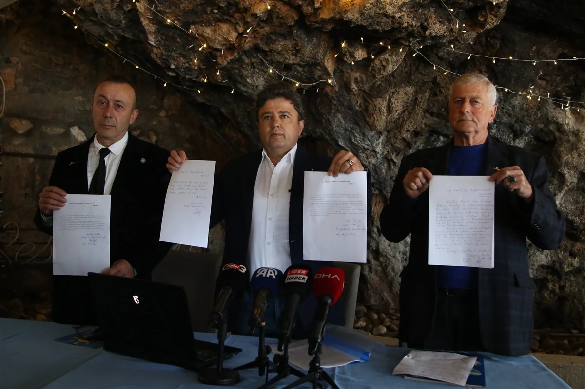 İYİ Parti Antalya İl Yönetim Kurulu Üyeleri İstifa Etti