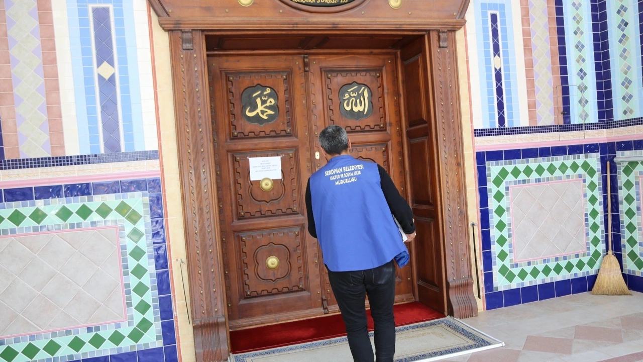 Serdivan Belediyesi Regaip Kandili'nde camilere lokum dağıttı