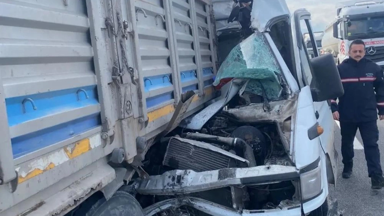 Yalova'da minibüs kamyona arkadan çarptı: 1 yaralı