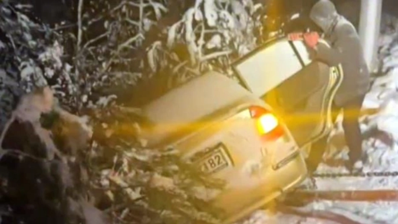 Pamukova'da kar yağışı nedeniyle otomobil yayla yolunda mahsur kaldı