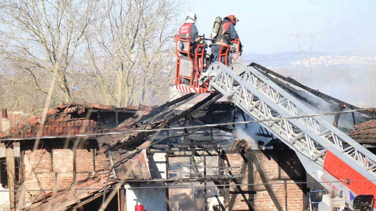 Serdivan'da iki katlı müstakil ev alev alev yandı