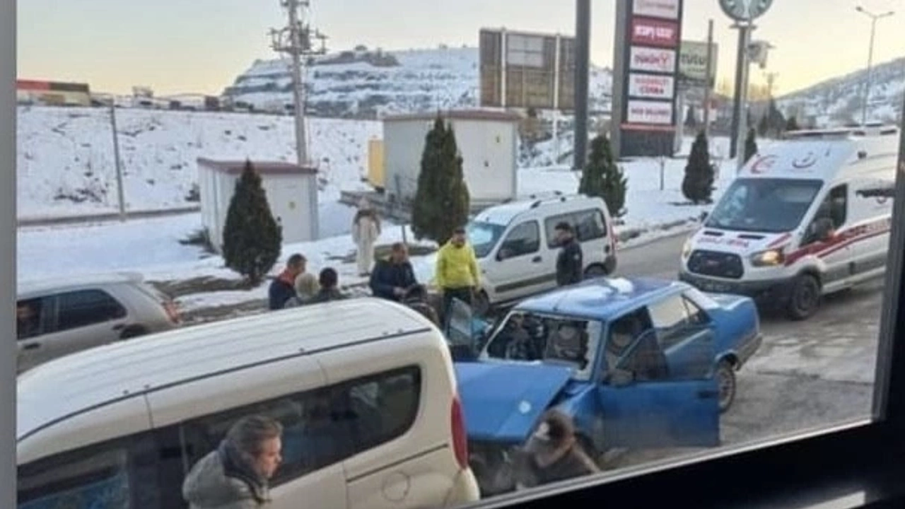 Bilecik'in Bozüyük ilçesinde 3 otomobil ve 1 kamyonetin karıştığı trafik kazasında 2 kişi yaralandı.