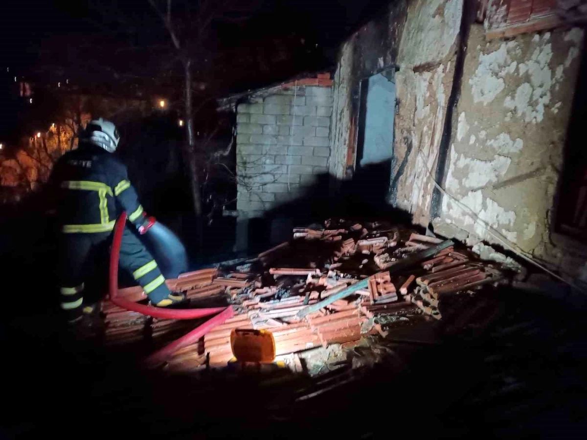 Bilecik'te metruk binada yangın: Büyük hasar