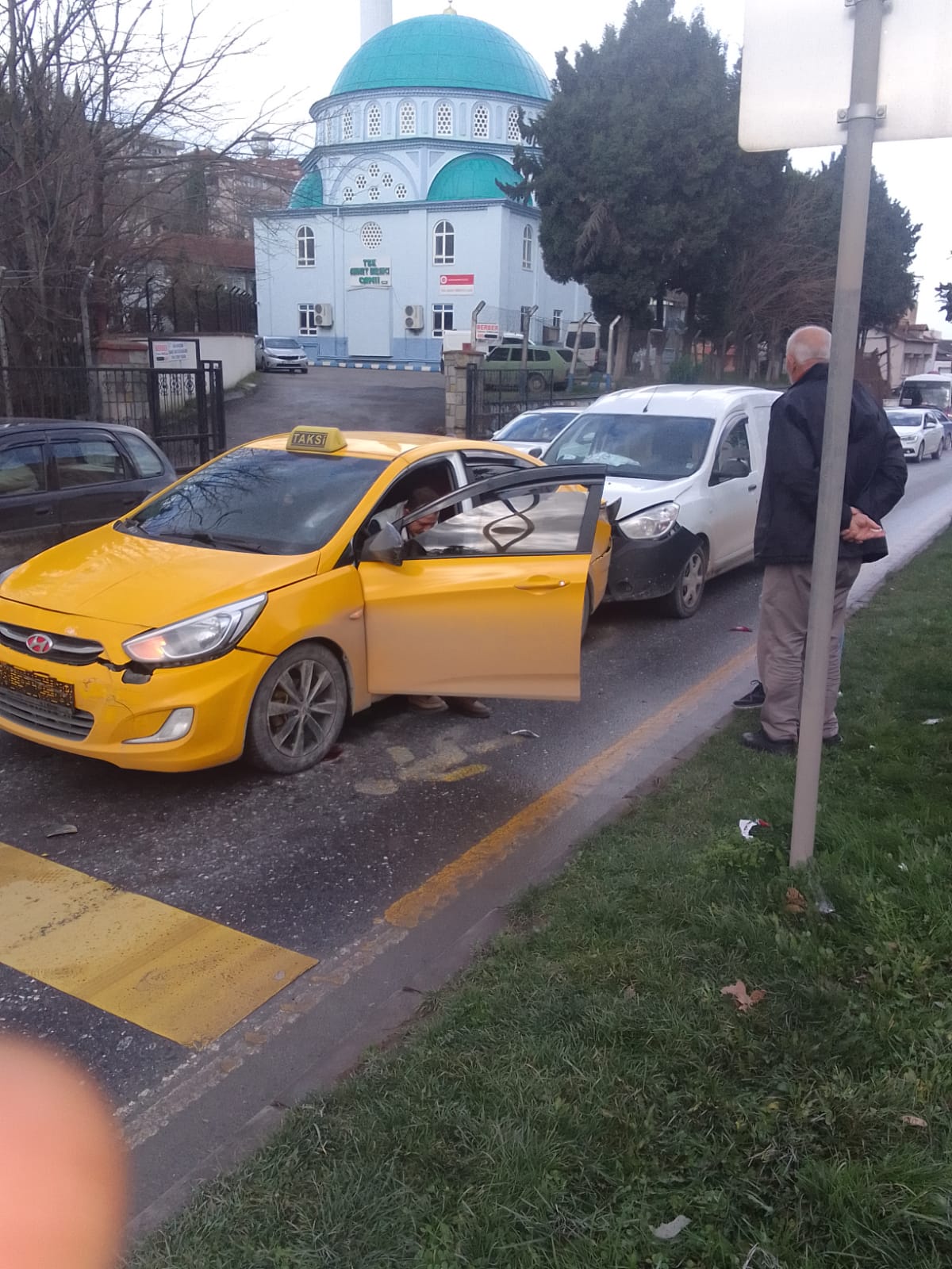Adapazarı Tek Ahmet Camii Önünde Zincirleme Trafik Kazası: 5 Araç Hasar Gördü
