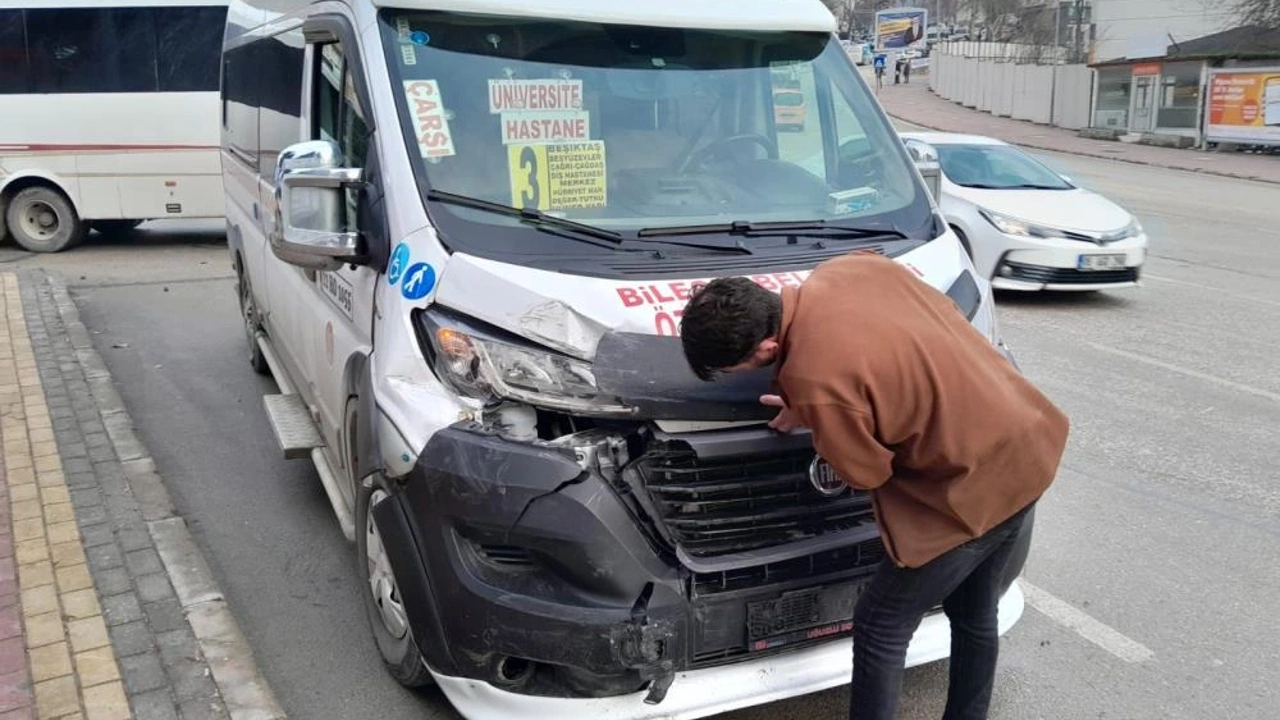 Bilecik'te Minibüs ile Midibüs Çarpışması: 1 Yaralı!