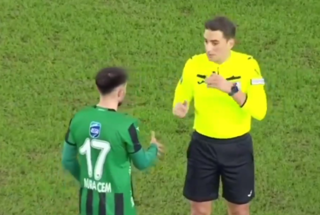Maç bitiminde hakeme elini uzatan Sakaryasporlu futbolcuya kırmızı kart
