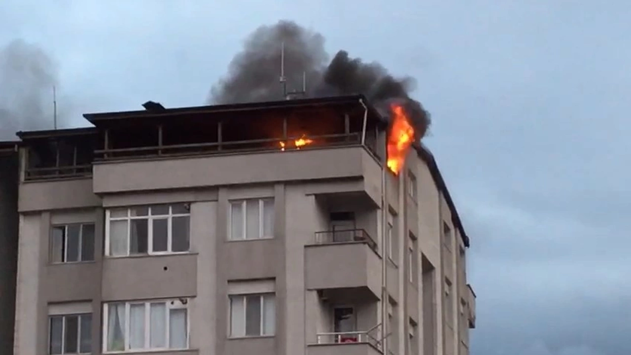 5 katlı apartmanın çatısı alev alev yandı!