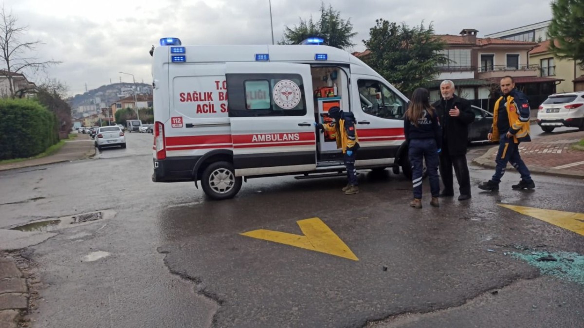 Serdivan'da korkutan kaza: Hafif ticari araç ters döndü!