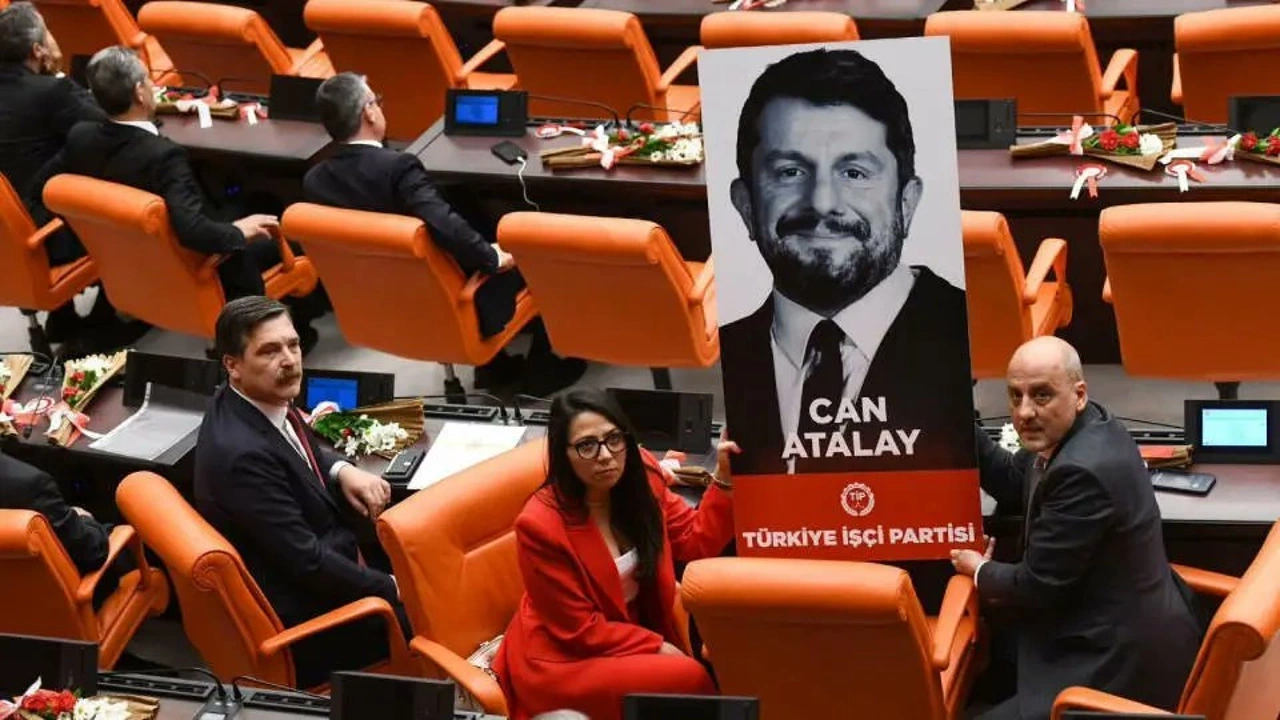 Can Atalay'ın vekilliği düşürüldü: Meclis'te sessizlik hakim oldu