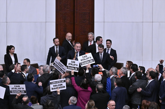 Numan Kurtulmuş BAE Ziyaretindeyken Can Atalay'ın Milletvekilliği Düşürüldü, Meclis Karıştı