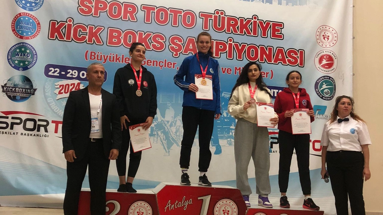 Büyükşehir Kick Bokscuları Antalya'da Rüzgar Gibi Esti!