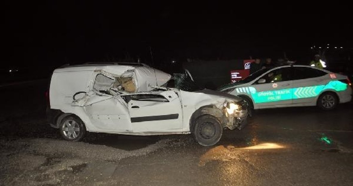 Akyazı'da Korkunç Kaza! 1 Bebek de Dahil 3 Yaralı!