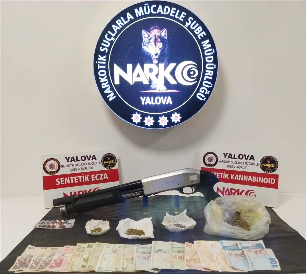 Yalova'da polis ekipleri tarafından gerçekleştirilen uyuşturucu operasyonlarında 3 ayrı olayda toplam 4 şüpheli yakalandı. 