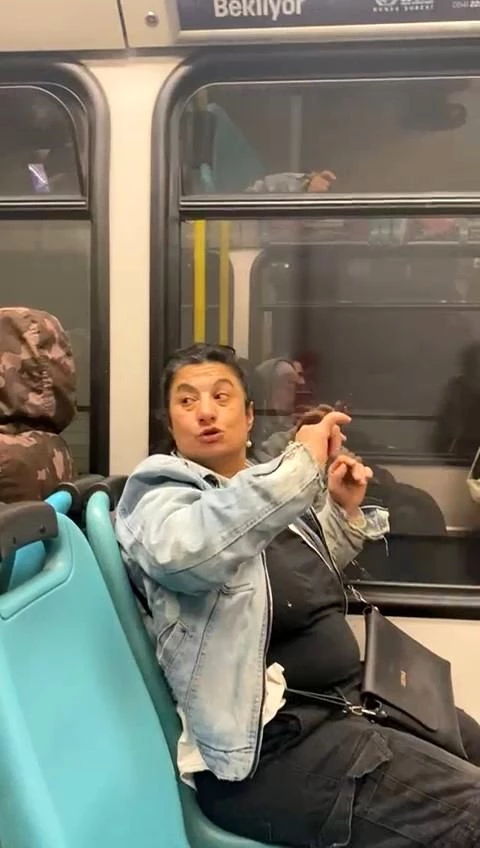 Metroda Alkollü Kadın Dehşete Saçtı: Yolculara Saldırdı, Bayılma Taklidi Yaptı!