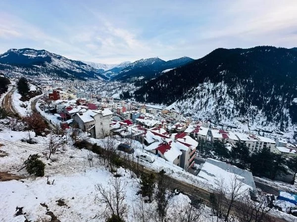 Son 20 Yılın Rekoru Kırıldı! Şavşat'ta Kar Felaketi: 3 Metre Kar, 1 Hayatını Kaybetti