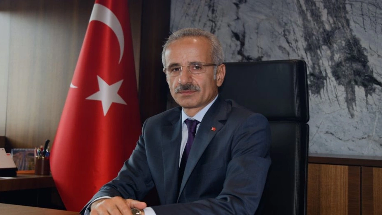 Ulaştırma ve Altyapı Bakanı Uraloğlu Sakarya'da! Yeni Nesil Akıllı Demiryolu Bakım Araçları Teslim Edilecek