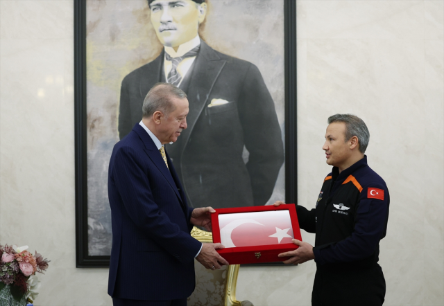 Gezeravcı,18 Gündür Taşıdığı Türk Bayrağını Cumhurbaşkanı Erdoğan'a Takdim Etti