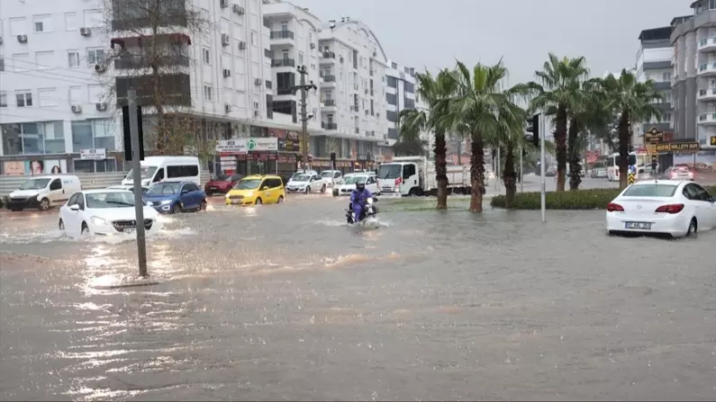 Antalya'da Sel Felaketi: 1 Ölü, 3 İlçede Okullar Yarın da Tatil!