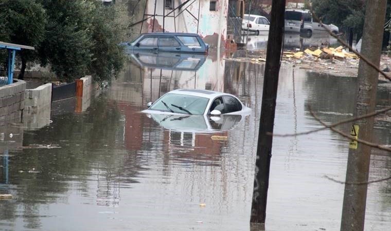Antalya'da Sel Felaketi: 1 Ölü, 3 İlçede Yarın da Okullar Tatil!