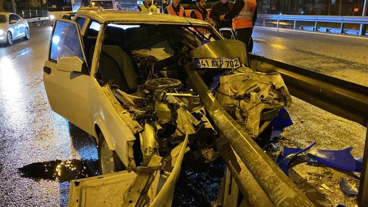 Korkunç Kaza: Otomobil Bariyere Ok Gibi Saplandı!