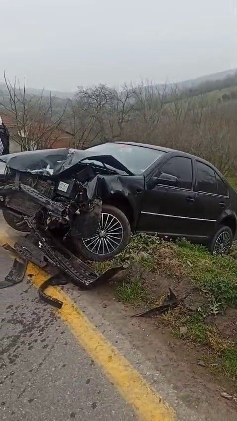 Karasu'da 2 otomobil çarpıştı: 1 yaralı