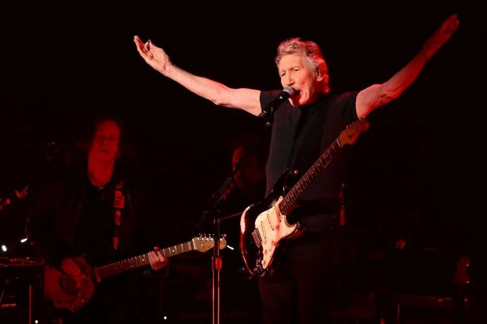 Pink Floyd Üyesi Roger Waters, ABD Hava Kuvvetleri Askerinin Kendini Yakma Videosunu Paylaştı