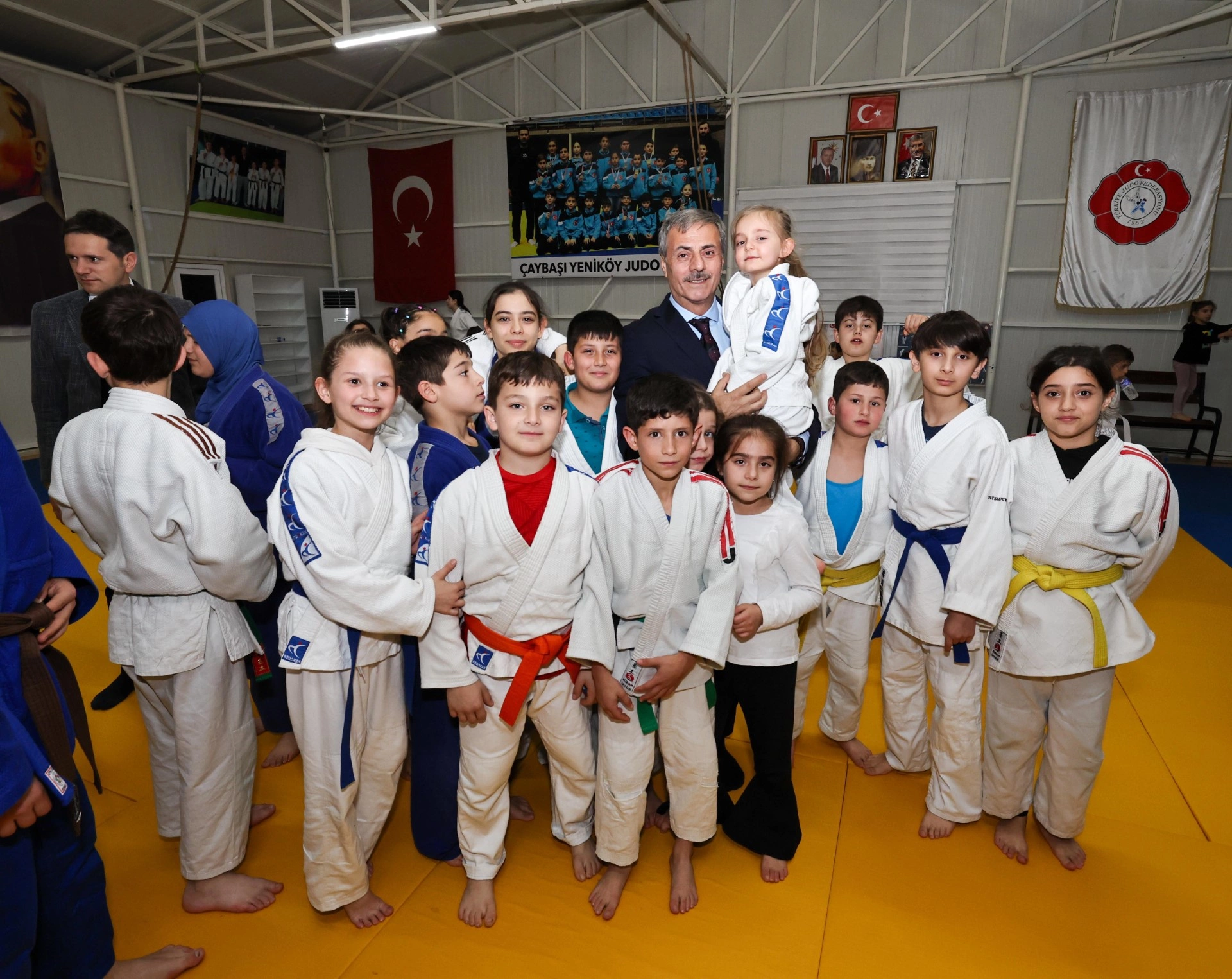 Yusuf Alemdar'dan minik judoculara özel ilgi: “Her ilçede yeni spor tesisleri inşa edeceğiz”