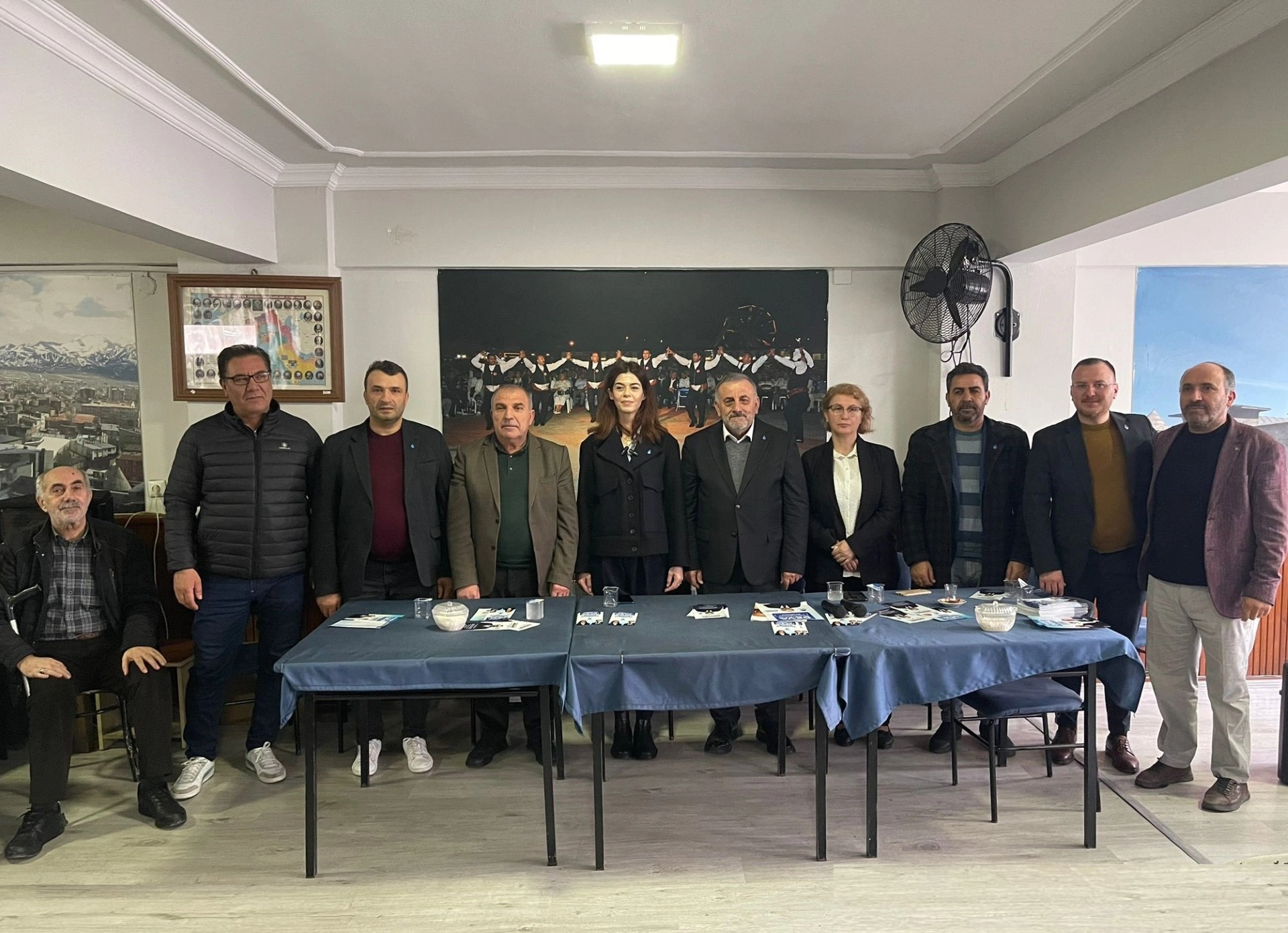 DEVA Partisi Büyükşehir adayı Erdoğan'dan Erzurumlular Derneği'ne ziyaret